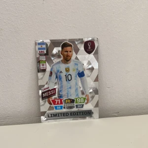 LIMITED EDITION Lionel Messi - Samlarobjekt för fotbollsfans! Limited Edition-kort av Lionel Messi från FIFA World Cup Qatar 2022, perfekt för dig som älskar sport och vill ha något unikt i din samling. Snygg design och exklusiv känsla.