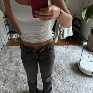 Lågmidjade raka jeans Ginatricot - Ett par superfina lågmidjade jeans från Ginatricot, storlek 32. Byxorna är raka i benen och bra i längd till mig som är 160 cm (ev något långa). Byxorna är i ett väldigt fint skick men säljer då de tyvärr blivit för små och hoppas att dem kan bidra med mer hos någon av er🥰🥰