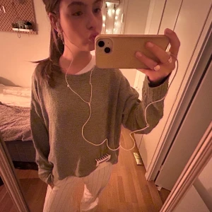 Grön oversized stickad hösttröja 🤎🧸☕️ - Supermysig stickad tröja som passar perfekt nu till hösten. Jag köpte den i storlek L trots att jag vanligtvis är en S för att den ska vara oversized, vilket ju är så mysigt! Ett tips är att styla den med en hårklämma för att få lite form på plagget  Diskuterar gärna priset 💕