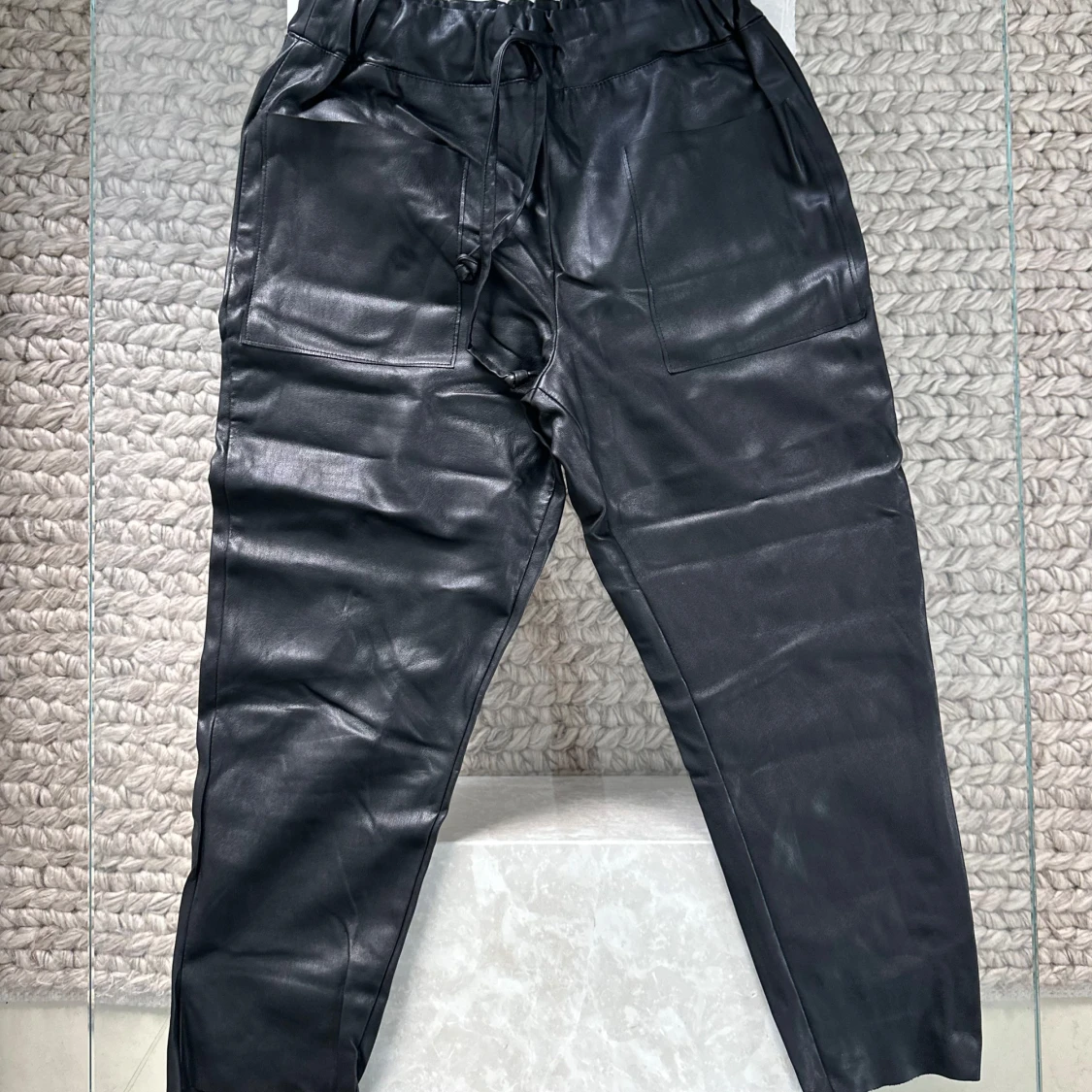 Svarta skinnbyxor från Zara med snörning