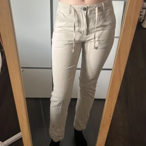 Beige linnebyxor från Springfield S - Snygga beige linnebyxor från Springfield Linen Collection. Byxorna har slim fit-passform, snörning knapp och dragkedja i midjan, fickor både fram och bak. Perfekta för en chill och stilren look under varmare dagar. Så sköna!! Aldrig använda! Storlek S. 🩶