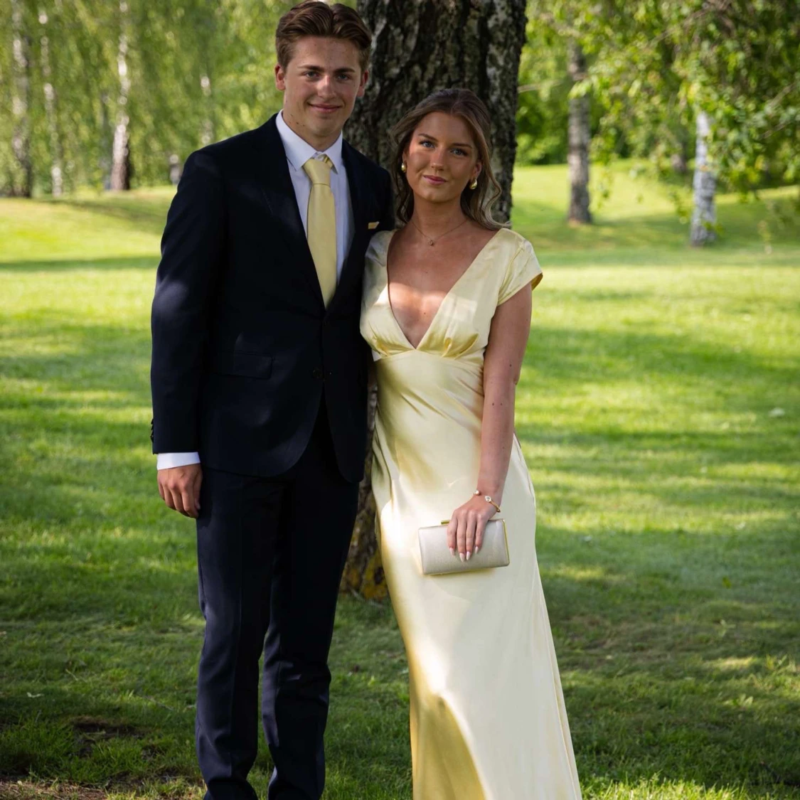 Ljusgul långklänning med öppen rygg