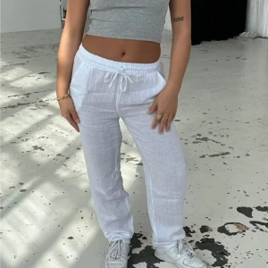 Vita linnebyxor - Säljer ett par vita linnebyxor. Knappt använda för att de är lite stora på mig. Bra skick! 