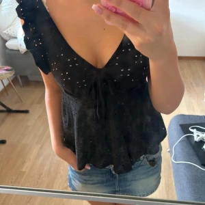Svart volang blus  - Supersöt svart blus med v-ringning, volangdetaljer och knytning framtill 🫶🏻 har inte använt mycket och skicket är som nytt 💗