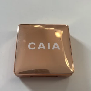 CAIA Highlighter  -  highlighter från CAIA i nyansen Portofino.   Använd men väldigt mycket kvar 
