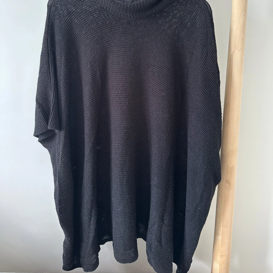 Svart stickad polotröja från Pieces - 1