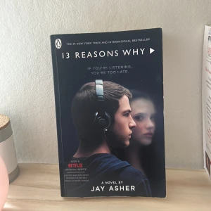13 Reasons Why - En gripande roman om hemligheter, vänskap och konsekvenser. Perfekt för dig som gillar spännande berättelser med starka känslor och teman som berör. Boken ligger till grund för den populära Netflix-serien och är en internationell bestseller.