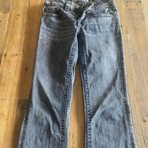 Mörkgrå jeans med fickdetaljer - Snygga mörkgrå jeans som är bootcut💕passar mig som har 32 perfekt💕använder nästan aldrig längre därför jag säljer dem💕skriv för fler bilder💕