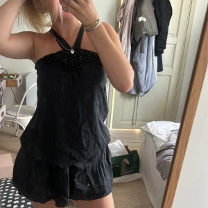 Klänning med paljett-detaljer - Säljer min ursnygga klännings som jag parat ihop med ett bälte och tyvärr inte längre kommer till användning. Skönt och luftigt material. Inga slitningar