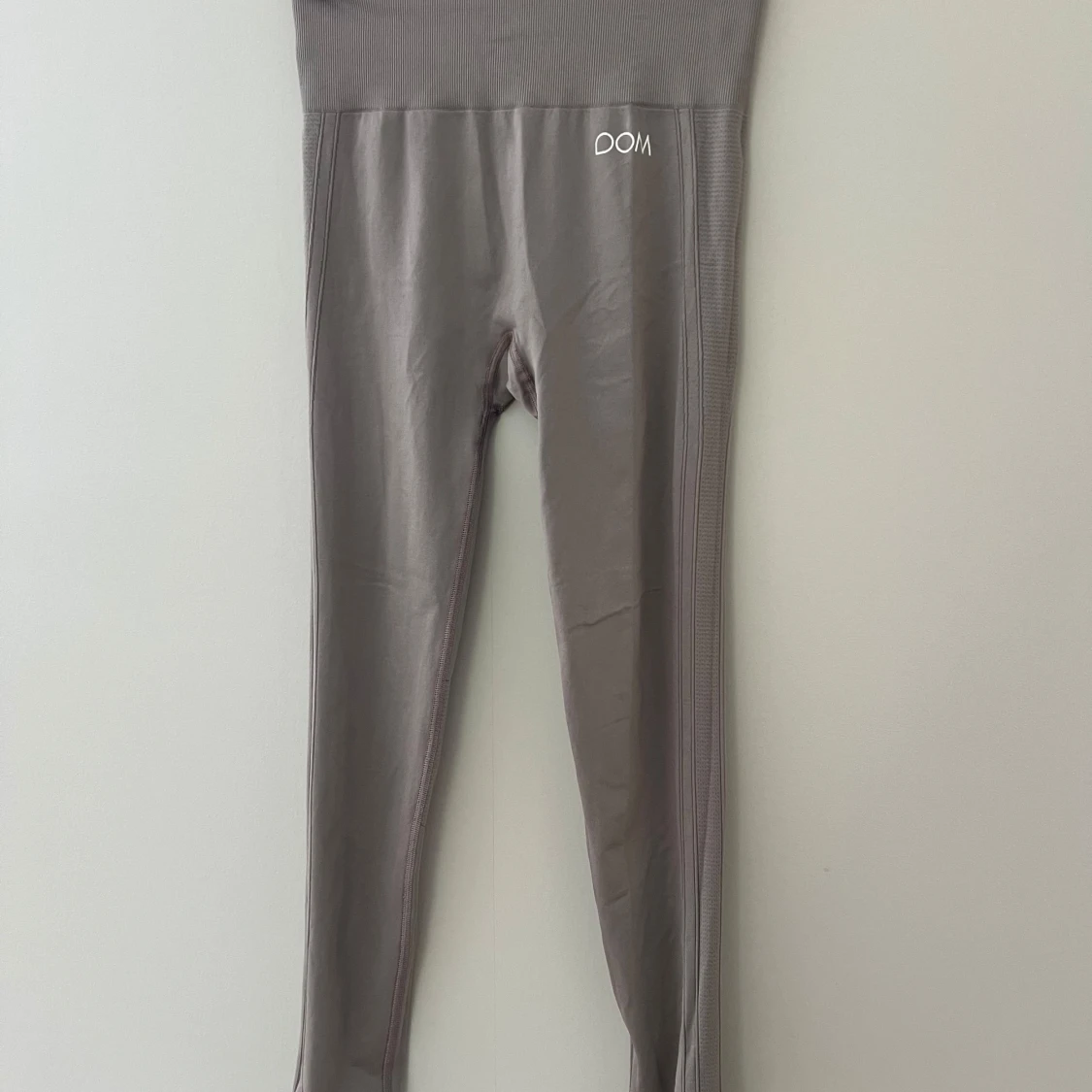 Grå/beige leggings från Drop of Mindfulness