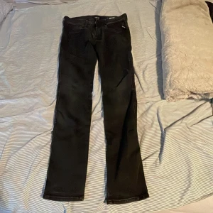 Svarta Replay Anbass jeans W31 L32 - Snygga svarta Replay Anbass i nyskick. Använda några 1-2 gånger, men inga tecken på användning. W31 L32. Köpta för 1600kr
