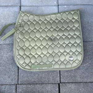 Fint schabrak från Hööks! - Fint schabrak i storlek cob från Hööks. Är använt men inte så slitet, schabraket är inte tvättat! Dressyr model.