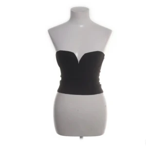 Svart tubtopp från NA-KD - Snygg svart tubtopp från NA-KD som endast använts fåtal gånger.