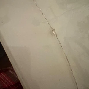 Silverfärgat armband med enkel kedja - Jätte fint armband från Glitter, köpt för 230 kr ungefär. Inte använt mycket då jag kör på guld smycken nu.