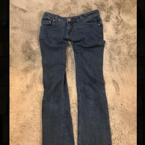 Vintage lågmidjade jeans  - Snygga vintage lågmidjade jeans med bootcut. Midjemåttet är 37/38 cm och innerbenslängden är 80 cm. Hör av er vid funderingar och titta gärna in mina andra plagg!
