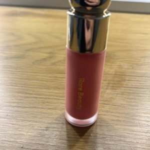 Rare beauty blush - Säker denna rare beauty blush i färgen happy!