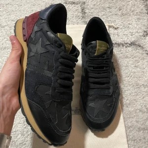 Valentino rockrunners - Valentino rockrunners | Skick 7.5/10 (finns små defekter)  | Storlek 39 passar 40 (UK 5) Endast dustbag ingår | fler frågor? Kontakta oss!