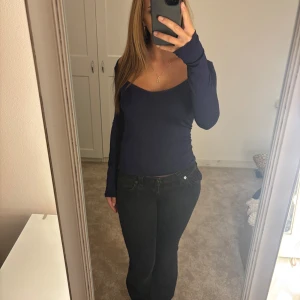 Mörkblå långärmad topp - Super fin ribbad topp från nelly knappt använd, super skönt material. 