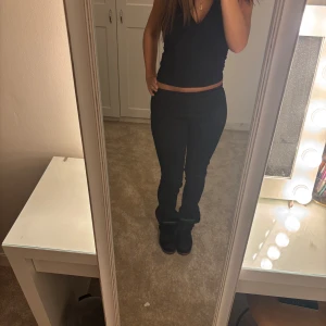 Svarta byxor - Utsvängda midwaist/lowwaist byxor från mango. Storlek S eller Xs, passar båda