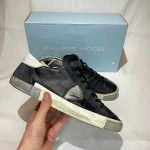 Philippe model skor - Philippe model Paris || skick 8,5/10 || storlek 40 || made in Italy 🇮🇹 || 100% äkta || nypris ca 4800kr mitt pris endast 1399kr || pris kan diskuteras vid snabb affär!