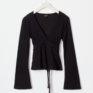 Svart omlott topp - Super fin svart omlott topp i storlek S ifrån Gina tricot❤️