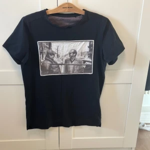 Svart t-shirt med tryck från Limitato - Snygg svart t-shirt från Limitato. Nästan helt ny har endast används ett fåtal gånger. Boxen samt kvittot medföljer. 