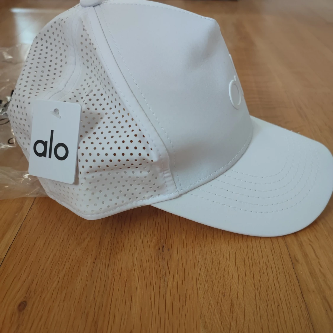 Vit keps från Alo Yoga - 3