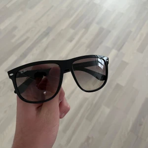 Ray-Ban boyfriend - Säljer mina rayban boyfriend. Dom är i bra skick bara några små repor. Pris kan diskuteras