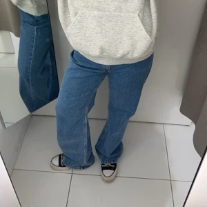 Blå raka jeans - Perfekta jeans inför våren. Knappt använda och mycket bekväma. Perfekt passform för de som gillar lite mer pösiga byxor. Köpta för 700kr.