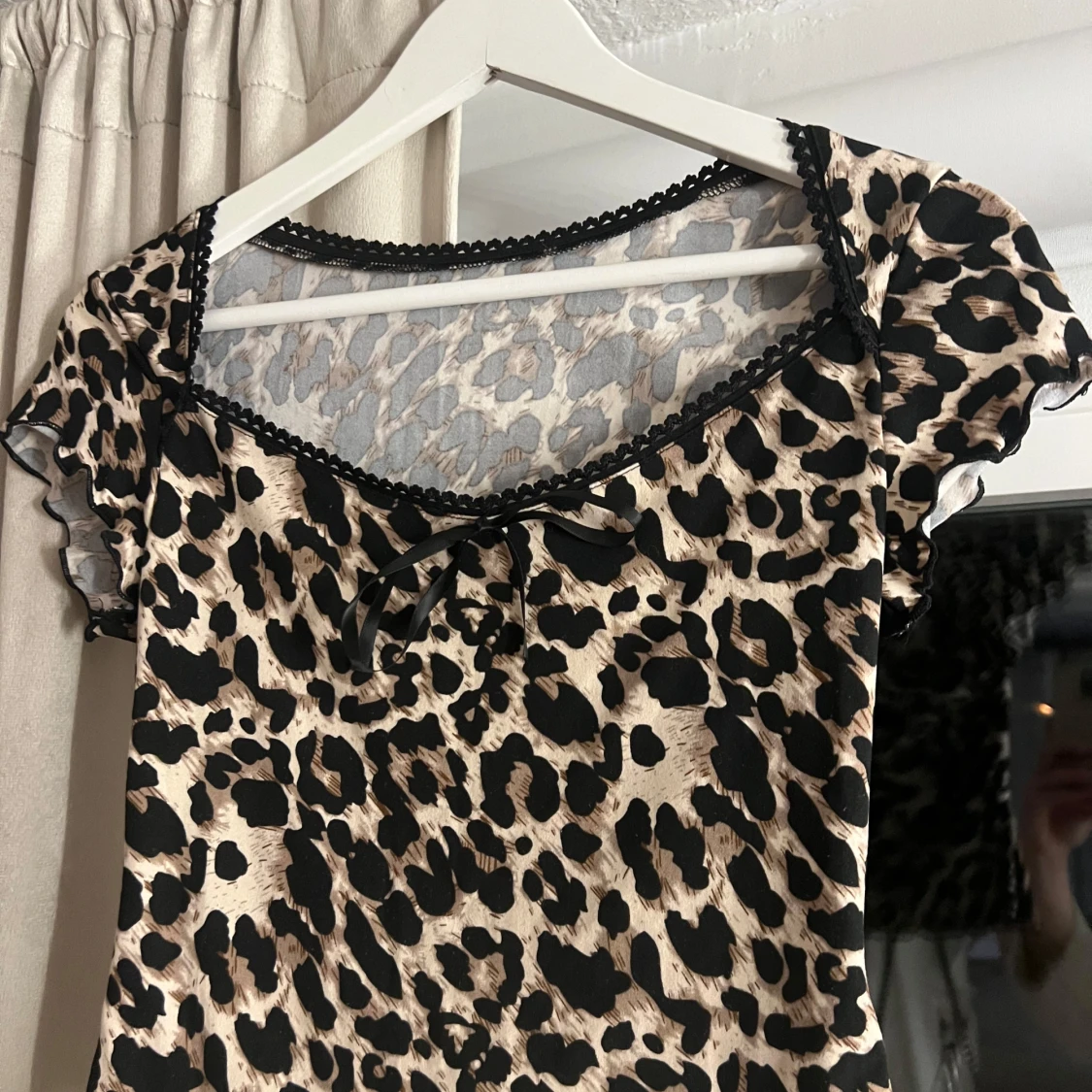 Leopardmönstrad topp med spetsdetaljer - 1