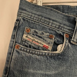 Blå Diesel Jeans - Superfina lågmidjade Diesel flare jeans❣️  Storlek 29 men passar ungefär som strl 36. Väldigt bra skick och inga större defekter. Jag är 167cm lång för referens.   Midja: 39 cm Midjehöjd: 20 cm Innerben: 79 cm