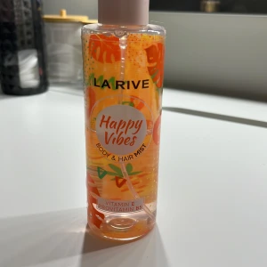 Happy Vibes Body & Hair Mist från La Rive - Fräsch body & hair mist från La rive som luktar mango. Innehåller vitamin E och provitamin B5 för extra vård. Perfekt för att ge en uppfriskande doft till både kropp och hår. Ungefär halva är använd och säljer för att den in tre kommer till användning. Jag har tappar bort korket så de kommer inte med.