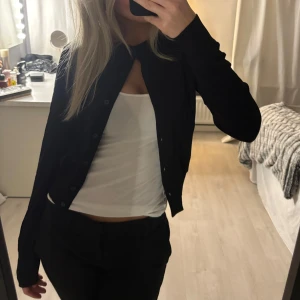 Svart kofta - Svart kofta från H&M i stl Xs, använd en gång 🤍