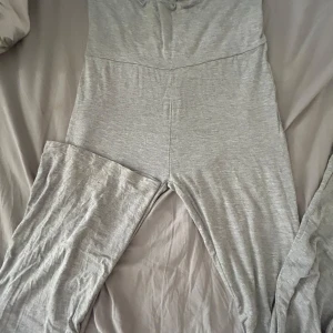 Grå mjukisbyxor - Säljer ett par bekväma grå mjukisbyxor. De är tillverkade i mjukt material och har en elastisk midja för extra komfort. Perfekta för en avslappnad dag hemma.