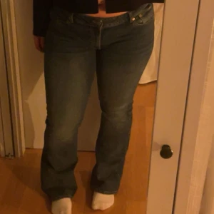 Blå bootcut jeans - Trendiga bootcut jeans från Junkyard, köpta för 599 och är endast tvättade och provade hemma. Aldrig använts utanför hemmet!🩷