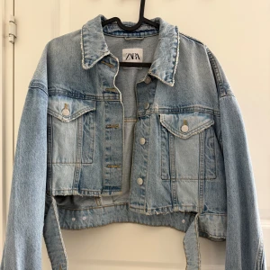 Jeansjacka - Säljer min fina jeans jacka från Zara då den tyvärr inte kommer till någon användning längre. 