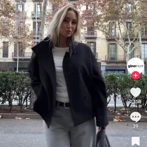 Kort kappa  - Säljer denna kappan från Gina Tricot i storlek s, fint skick! Tvättas innan den skickas ❤️