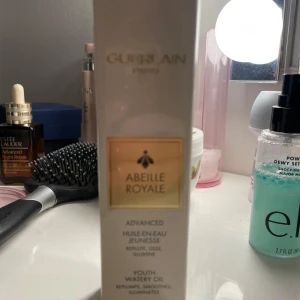 Guerlain Abeille Royale Youth Watery Oil - Guerlain Abeille Royale Youth Watery Oil är en lyxig ansiktsolja som återfuktar, jämnar ut och ger lyster. Den kombinerar kraften av serum, fräschheten av en lotion och näringen av en olja. Perfekt för att ge huden en ungdomlig glöd.