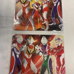 Barnpussel med tecknade figurer - Säljer ett set med färgglada barnpussel med olika tecknade figurer. Varje pussel har ett unikt motiv med populära karaktärer i glada färger. Perfekt för barn som älskar att lägga pussel och leka med sina favoritfigurer. 39kr/2st/bild 