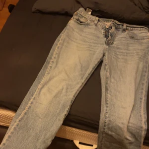 Ljus Blå jeans från Levi's - Säljer ljus blå jeans från Levi’s i modellen 527. Bootcut low/mid waist. Jätte sköna och knappt använda då dom snabbt blev förstora för mig. Köptes för 1199 i december.