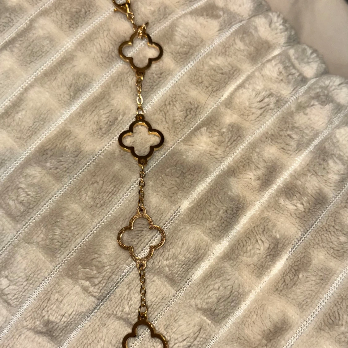 Guldarmband med fyrklöverdesign - 3