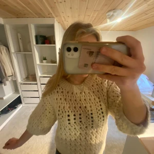 Beige stickad tröja - Säljer en mysig beige stickad tröja med ett luftigt mönster. Tröjan är trekvartsärmad och passar bra till jeans eller kjol. Inte så använd ❤️❤️❤️