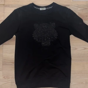 Kenzo tröja  - Säljer en svart kenzo tröja med glitter tiger den är äkta har kvitto på den och använts inte så många ggr skicket är 9/10 skriv för snabb affär🙏