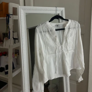 VIT BLUS - ZARA  - Superfin vit blus från Zara, aldrig använd. Passar supee till sommaren och våren 🤍