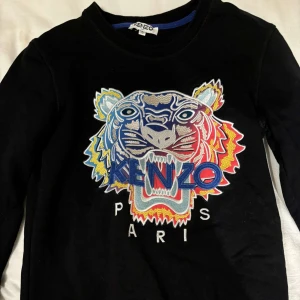 Tjock kenzo långarmad - Oanvänd, svart färg, storlek S, mycket bra tyg och varmt