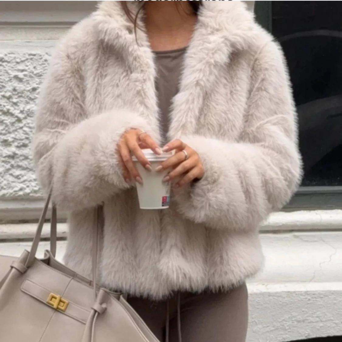 Beige / vit pälsjacka