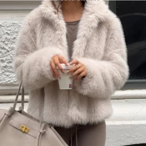 Beige / vit pälsjacka - Säljer min pälsjacka från vero moda, super varm och skön. Skriv för fler bilder! Mycket bra skick💕