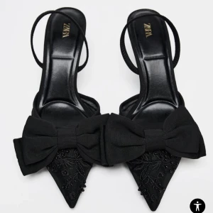 Svarta pumps med rosett från Zara - Intressekoll på mina klackar från Zara med rosetter och små pärl detaljer framtill. Använda 1-2 gånger. Skriv innan du använder köp nu knappen. Klackhöjd 7cm.