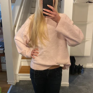 Ljusrosa stickad tröja från Gina Tricot - Mysig ljusrosa stickad tröja från Gina Tricot. Säljer då jag köpte fel storlek! Strl M, pris kan diskuteras!!