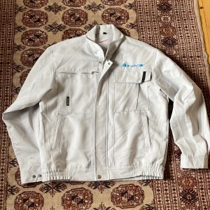 Vintage jacka - Säljer en fet vintage jacka, sitter riktigt coolt, har en baggy stil till sig. Storlek M-L. 